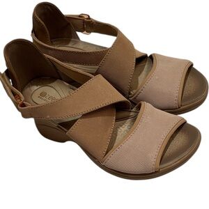 NWT BZEES Heiress Tan and Cream Women's Sandals shoes Gelicious 6.5